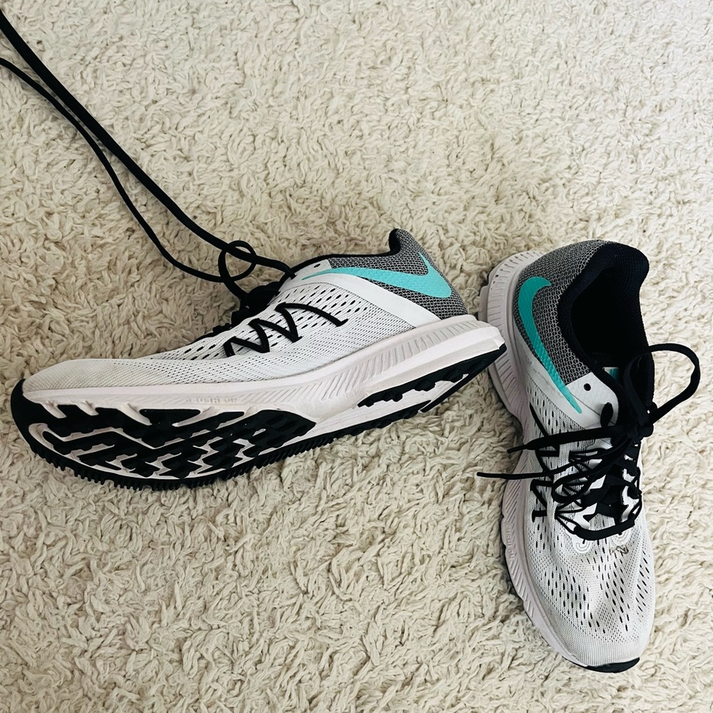 Nike White and Green Athletic Shoes Sleek Design